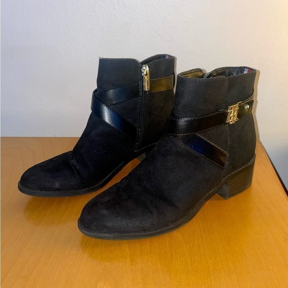 TOMMY HILFIGER Women’s Shoe Flat Ankle Booties Black Suede Gold Accents Size 6.5 - Picture 2 of 10